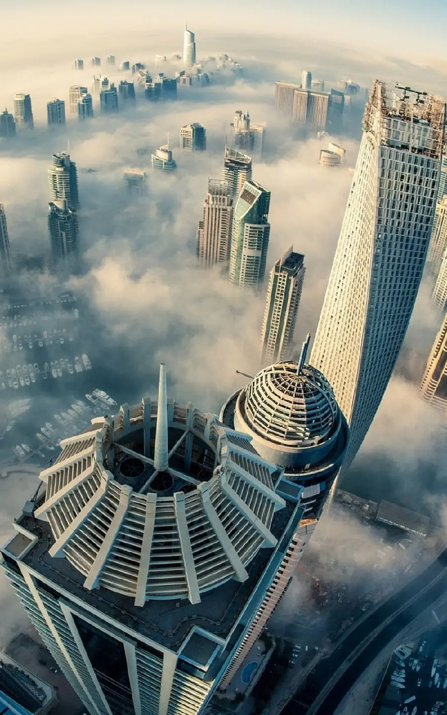 ساختمان‌های بلند و مه در دبی با کیفیت 6K