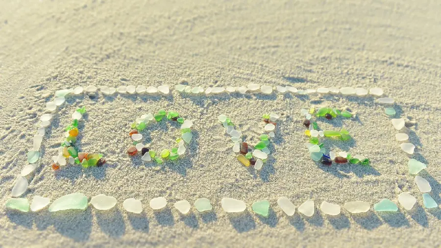 سنگ‌های شیشه‌ای ساحل شفاف به شکل عکس نوشته LOVE