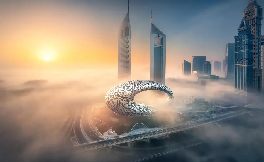 تصویر با کیفیت موزه آینده دبی همراه مه و غروب خورشید