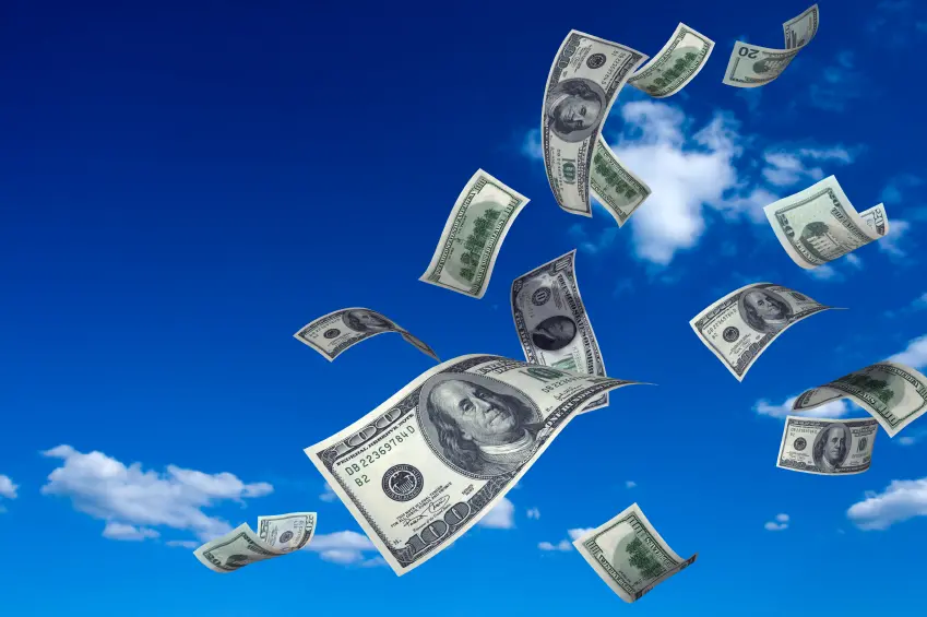 اسکناس دلار آمریکا در هوا در حال پرواز