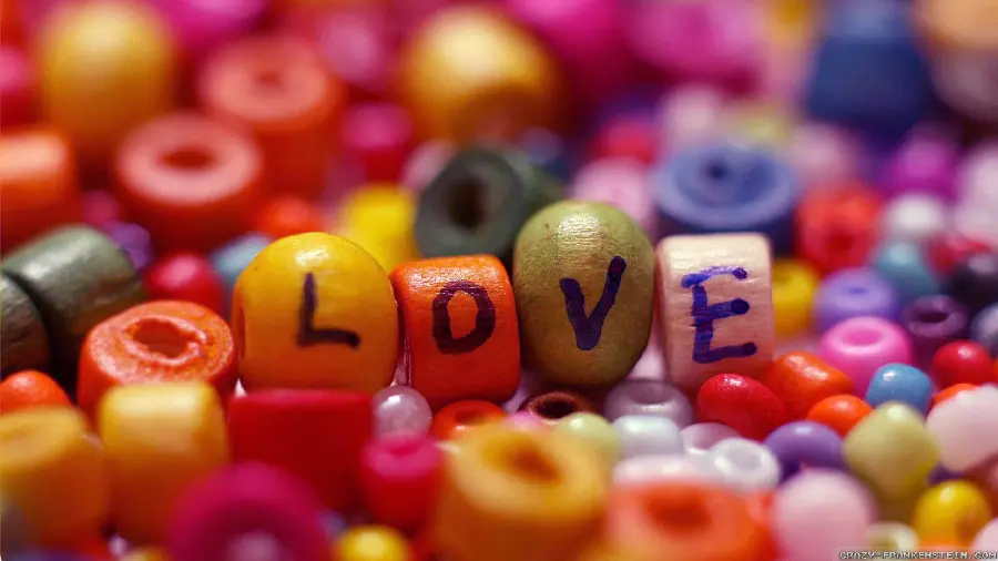 تصویر زمینه دلپسند هنری کلمه LOVE برای پروفایل تینجری