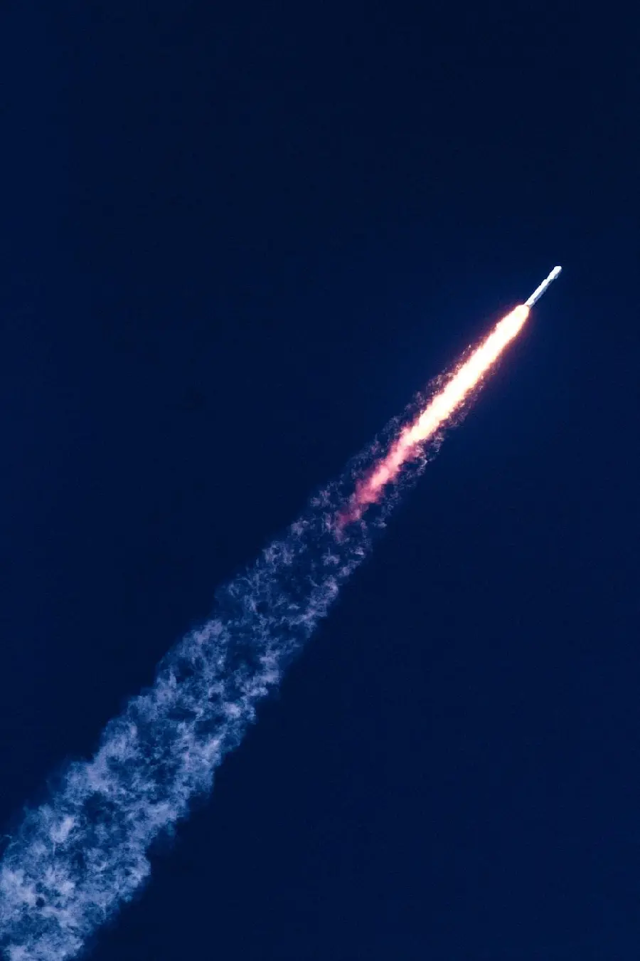 تصویر موشک در حال پرتاب به فضا و ماهواره بر خصوص ماموریت‌های هوافضا