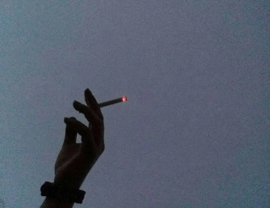 دانلود عکس سیگار در دست برای پروفایل