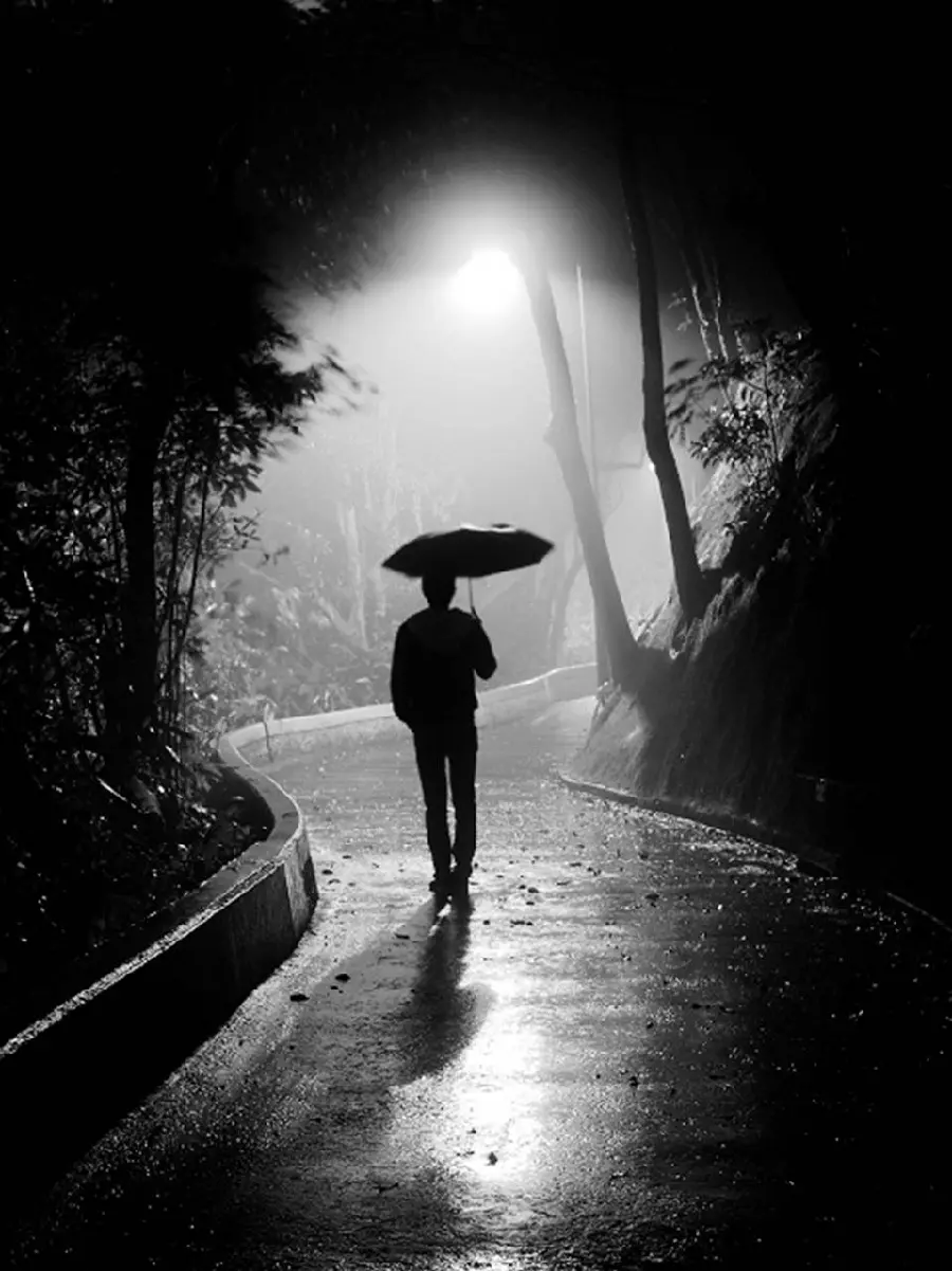 عکس پسر تنها با چتر در روز بارانی مخصوص عکس پروفایل غمگین
