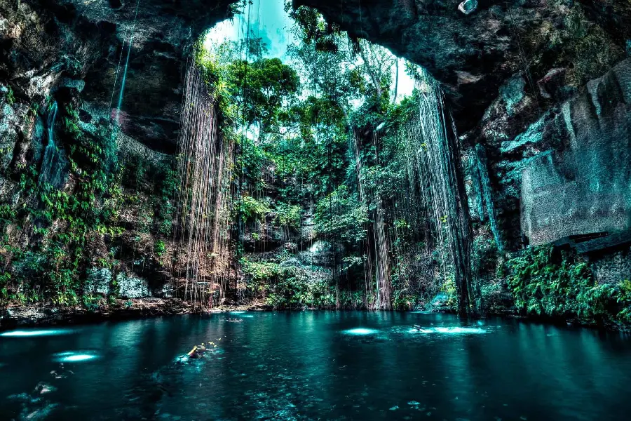 تصویر فوق العاده از آب‌ها و دریاچه‌های کوچک در غارهای طبیعی
