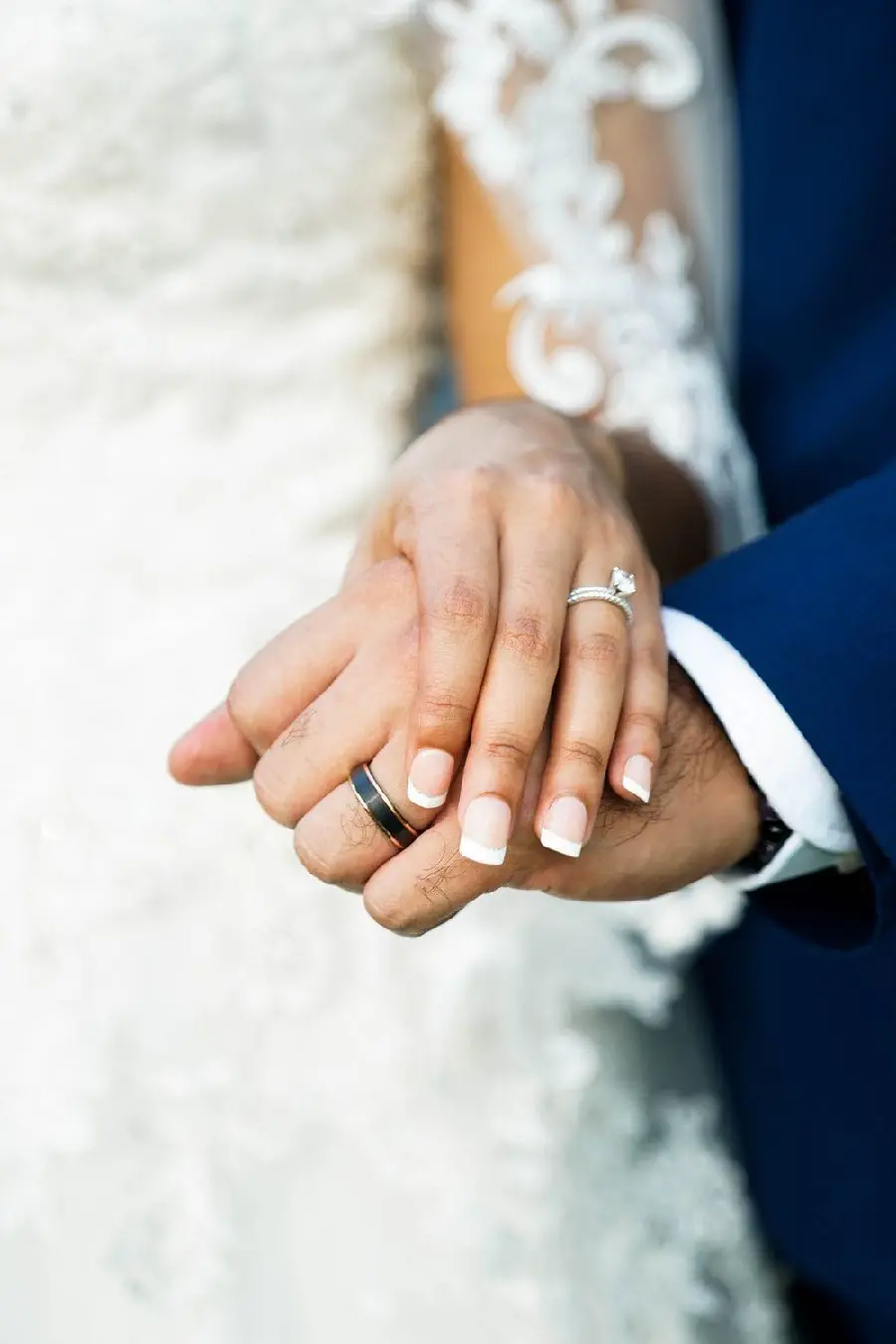 دست عروس و داماد در عکاسی با کیفیت بالا