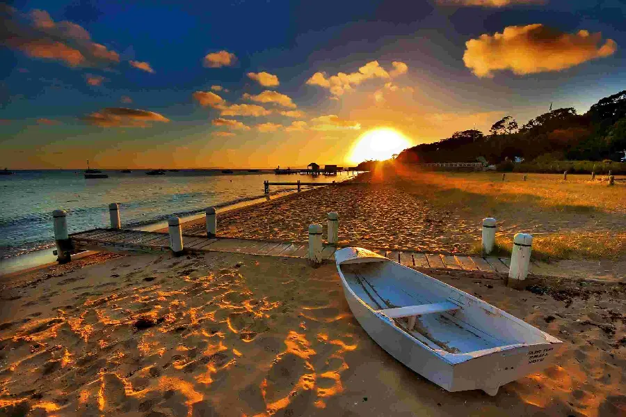 ساحل استرالیا با قایق چوبی برای والپیپر کامپیوتر و لپ تاپ