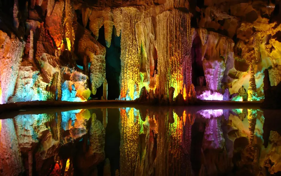 عکس غار طبیعی با قندیل‌های آویزان  آب‌های جاری