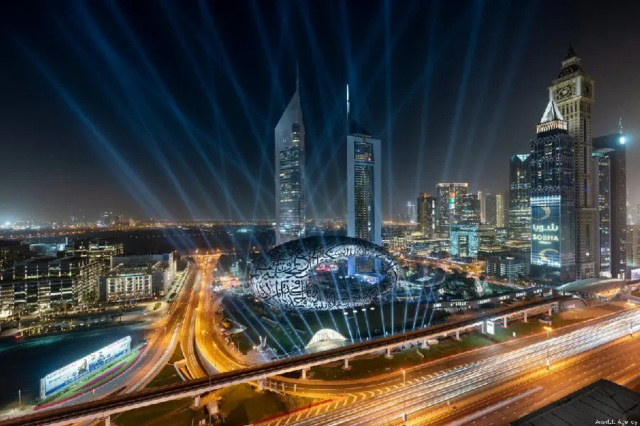 عکس دور از موزه آینده دبی در شب و نورهای زیبا با کیفیت hd