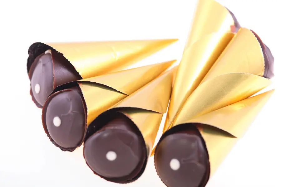 عکس شکلات با ورقه های طلایی