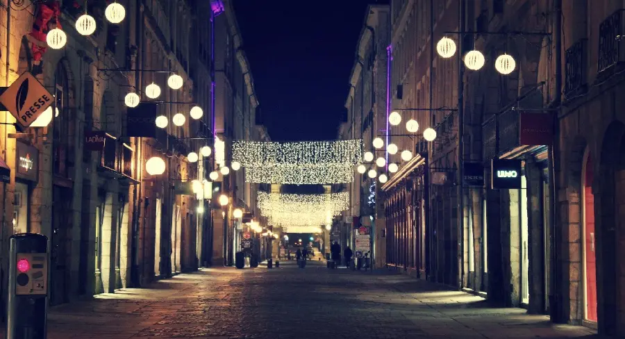 والپیپر خیابان‌های ایتالیا در شب با نورهای روشن چراغ کاری شده