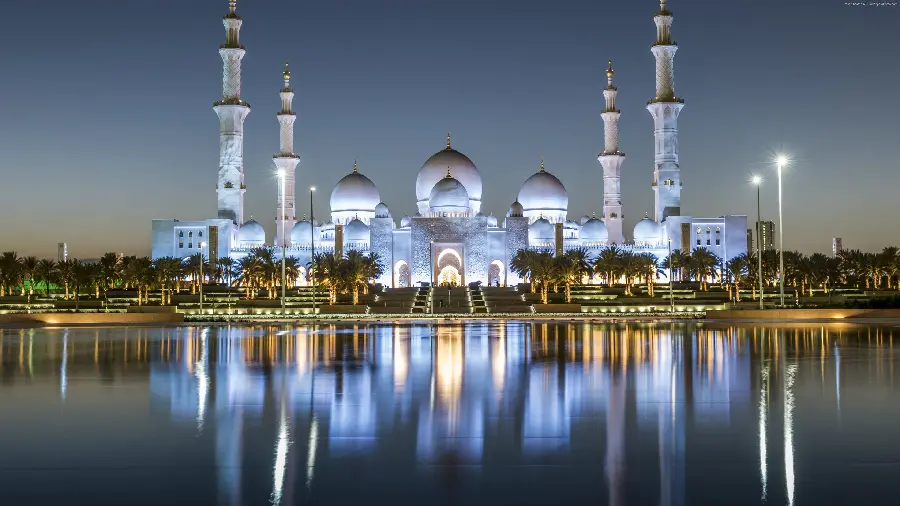 مسجد سفید با مناره‌های بلند در دبی 6K