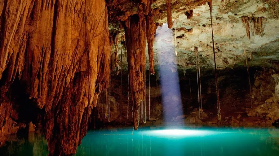 دانلود عکس غارهای طبیعی با قندیل و آب‌