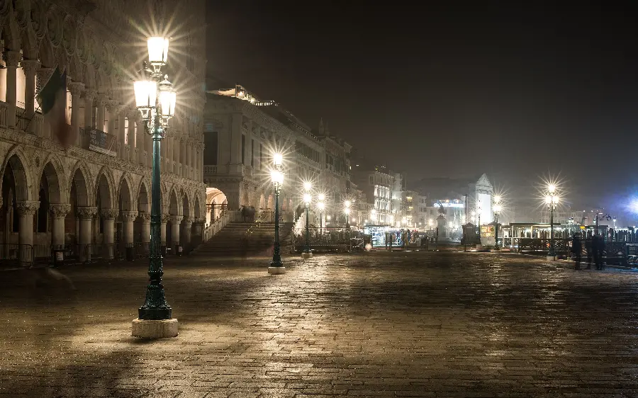 تصویر پیاده‌روهای ایتالیا در شب