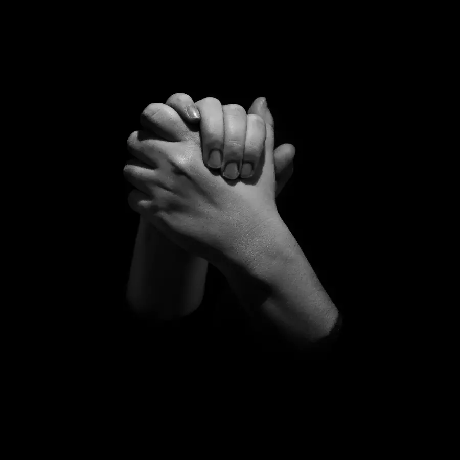 دانلود والپیپر دست های دعا کننده در بک گراند مشکی سیاه سفید