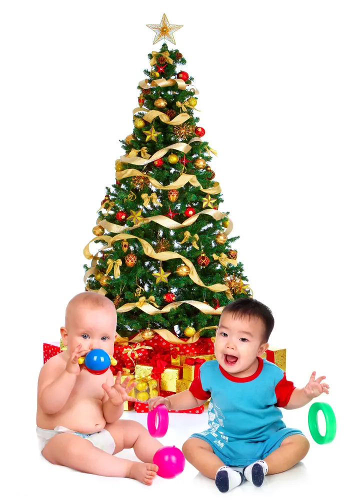 عکس بچه ها در کنار درخت کریسمس بابانوئل