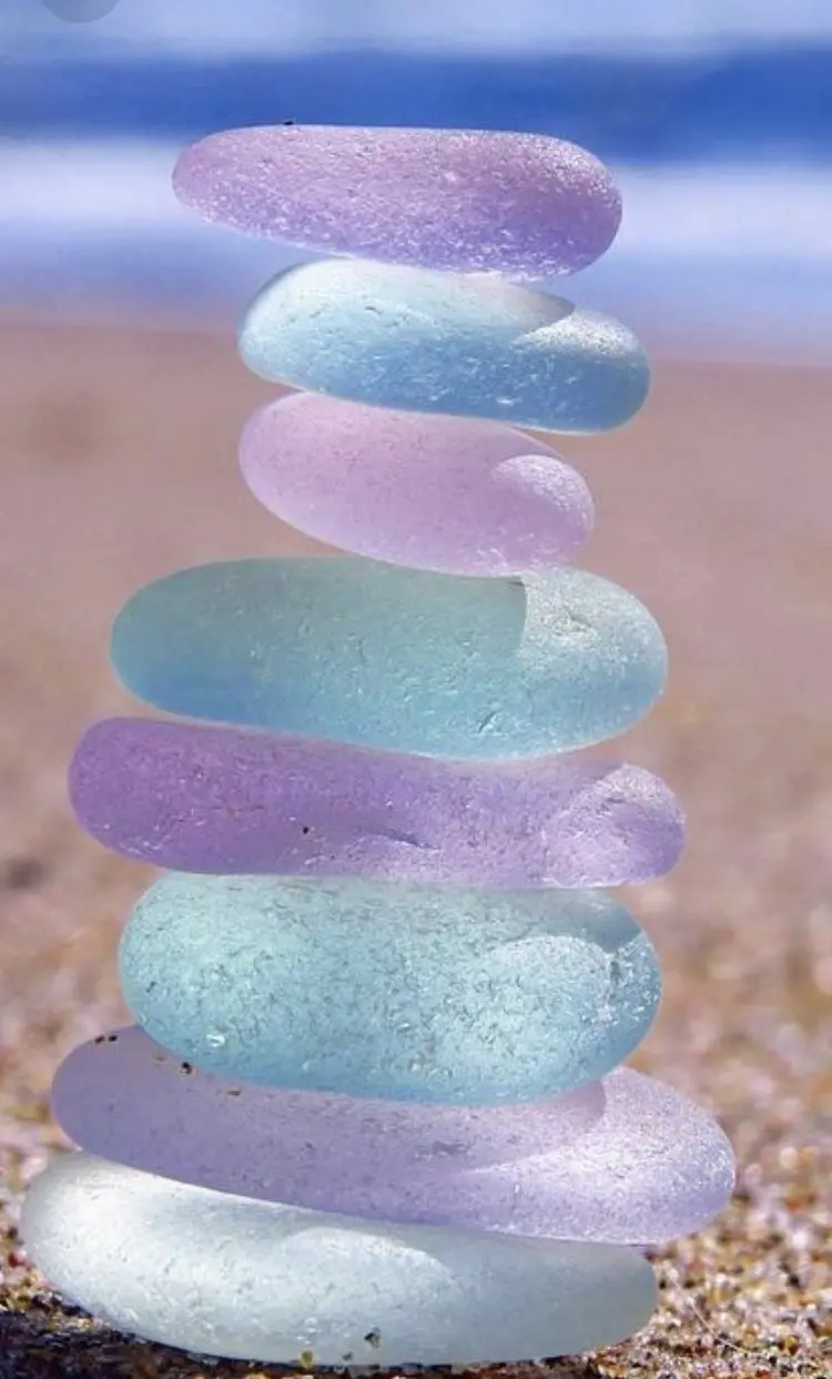 سنگ‌های چیده شده روی هم آبی و صورتی شیشه‌های دریایی از جنس سنگ سیلیس