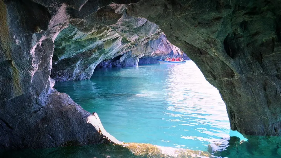 دریاچه غار طبیعی با آب‌های زلال