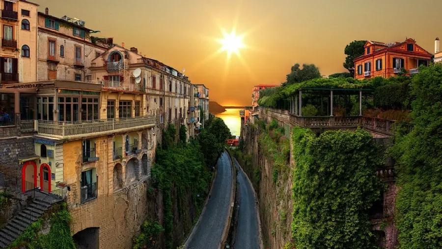 خیابان ایتالیا در هنگام غروب خورشید با کیفیت اچ دی