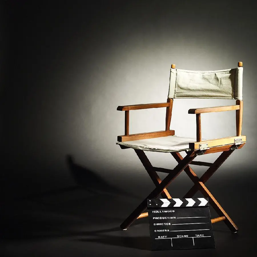 تصویر زمینه دسکتاپ کامپیوتر برای کارگردان فیلم همراه صندلی و تجهیزات