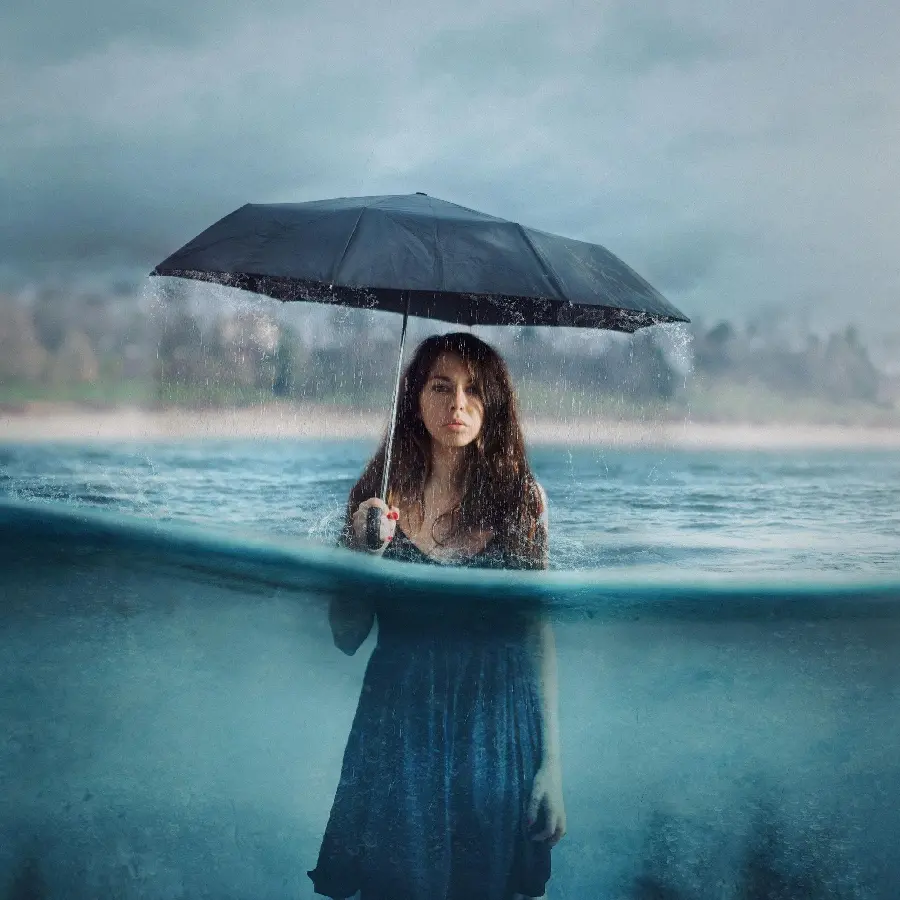 عکس سورئال و واقع گرایانه از دختر در آب و چتر در دست مناسب برای پروفایل