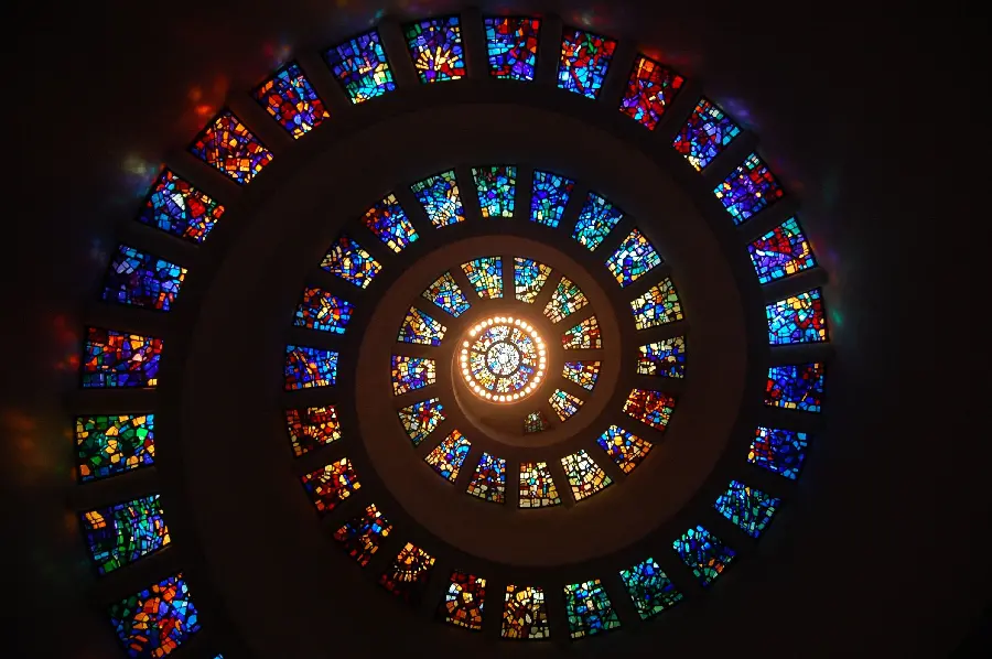عکس پنجره‌های رنگارنگ شیشه‌ای در گنبد هنر شیشه
