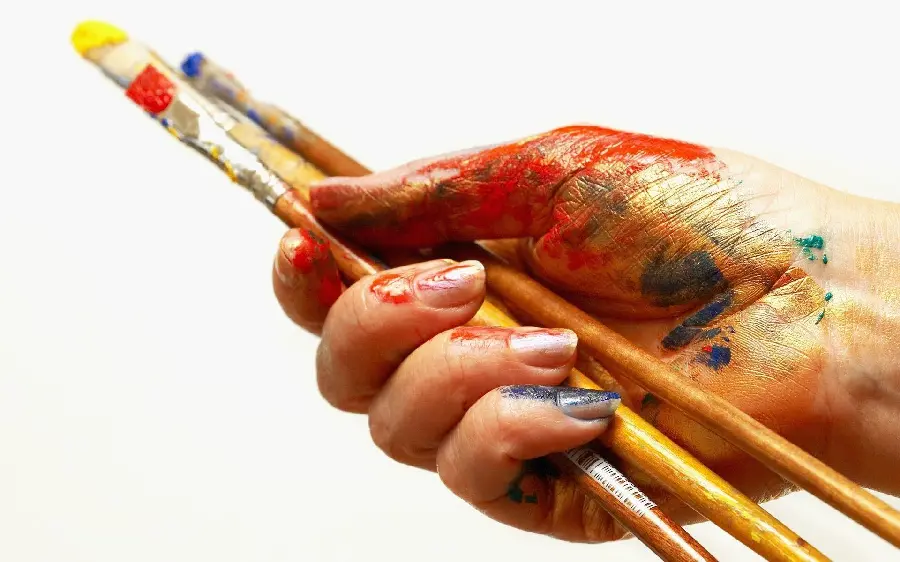 دست نقاش در حال کشیدن نقاشی با کیفیت بالا و رایگان