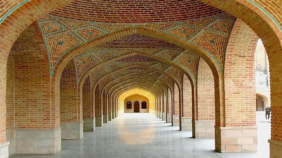 تصویر راهروها با هندسی معماری اسلامی