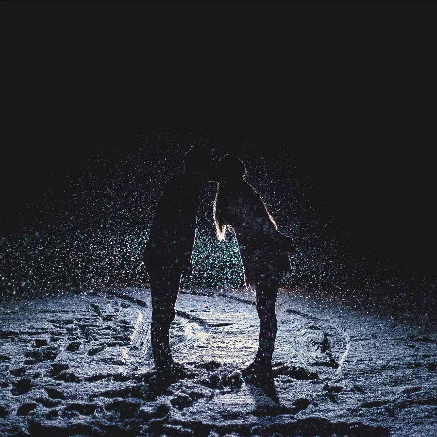تصویر زمینه عاشقانه از زوج زیر باران رمانتیک در پس زمینه مشکی