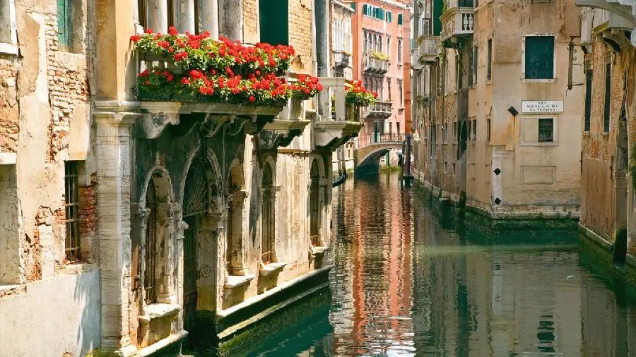 عکس خانه‌های سنگی کنار رودخانه در ایتالیا
