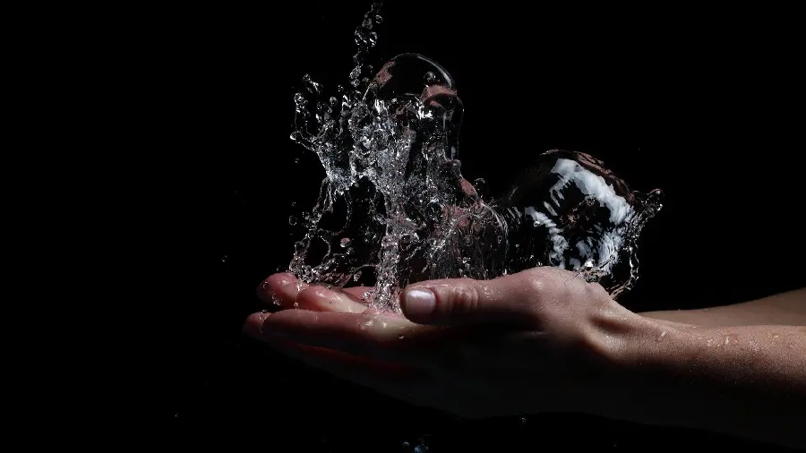 تصویر جادویی از دست با قدرت آب انتزاعی