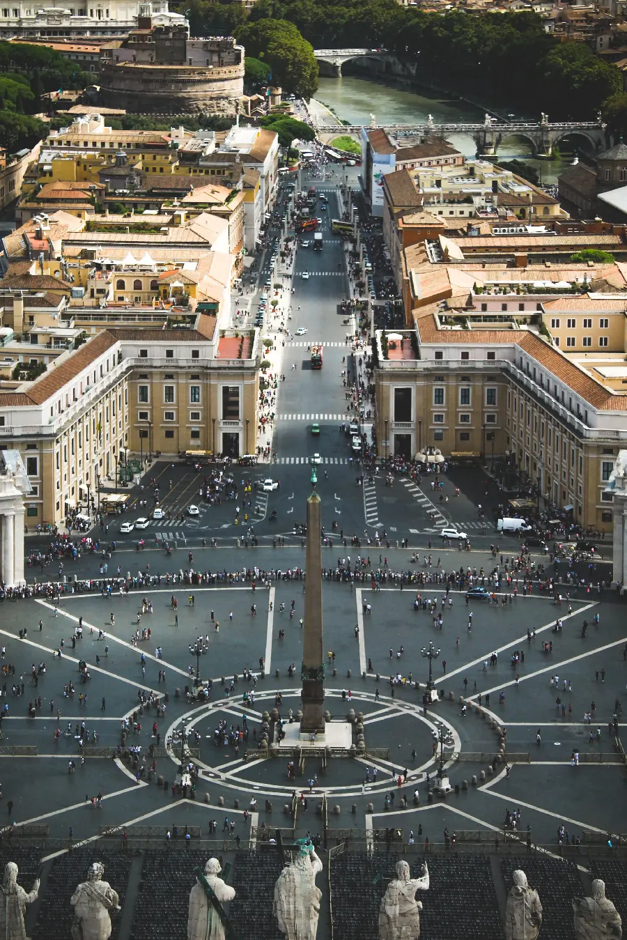 تصویر میدان اصلی واتیکان در قلب شهر رم