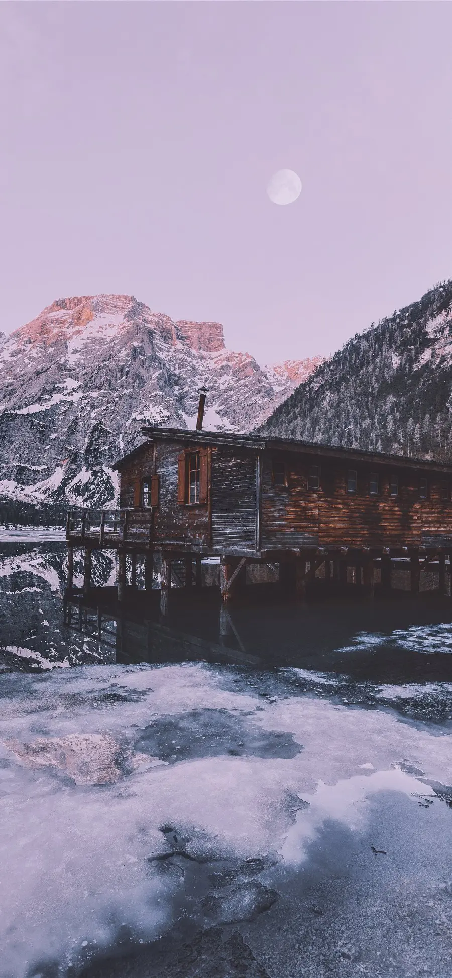 عکس کلبه چوبی در کوهستان‌های ایتالیا