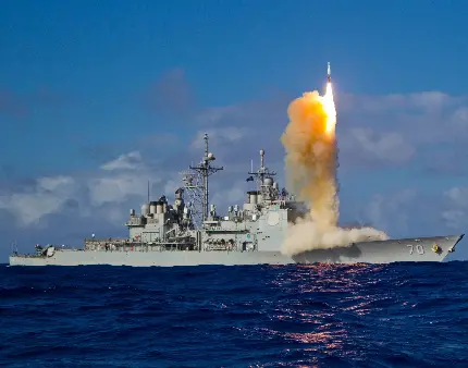 عکس لحظه پرتاب موشک جنگی از کشتی نظامی