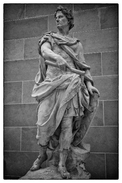 عکس مجسمه ایستاده در میدان ژولیوس سزار