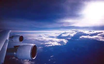 تصویر زمینه بال هواپیما با همراه موتورهای جت بزرگ