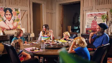عکس خانواده در حال خوردن غذا در روستوران شام خانوادگی