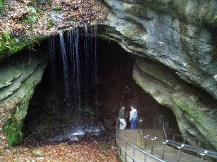 عکس چشمه طبیعی آب و غار بزرگ