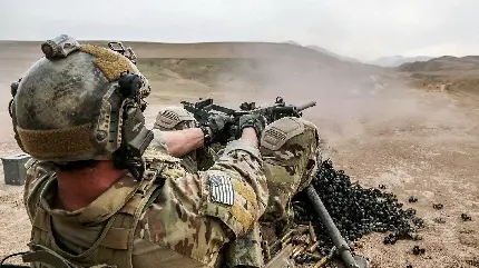 دانلود تصویر سرباز نیروی ویژه نظامی در حال شلیک با مسلسل