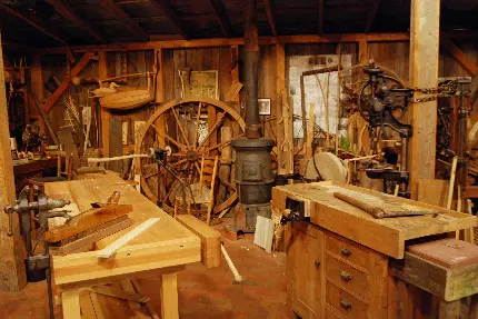 تصویر کارگاه نجاری با ابزار کار قدیمی و چوبی