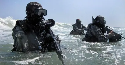 عکس غواص‌های نیروی نظامی مسلح در دریا و لباس‌های غواصی