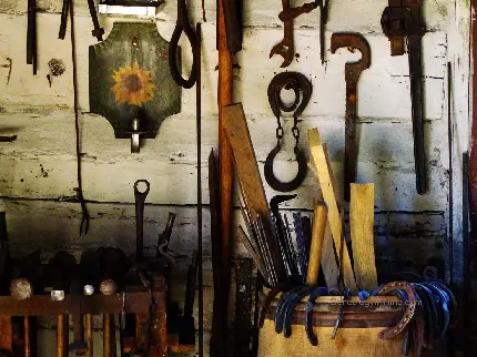 تصویر گوشه کارگاه قدیمی با ابزارهای زنگ زده