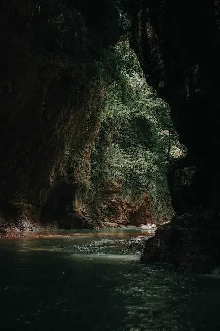 دانلود عکس بکر و در طبیعت دریاچه غار