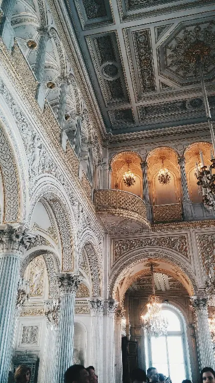 تصویر معماری داخلی ایتالیایی با جزئیات و سقف و ستون بلند