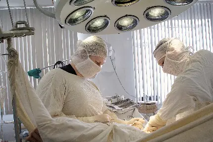 اتاق عمل و تیم پزشکی در حال جراحی