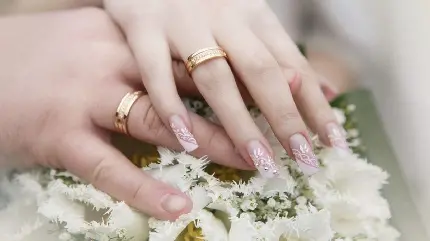 نمونه عکس رمانتیک و احساسی از دست‌های عروس و داماد با حلقه‌های ازدواج