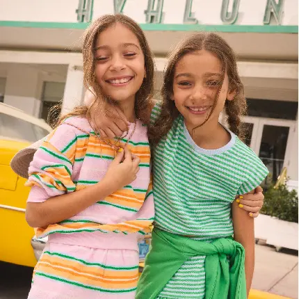 عکس استوک دو دختر زیبا در لباس های شیک در کنار هم