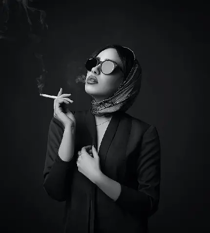 عکس پروفایل دختر در حال کشیدن سیگار در بک گراند مشکی