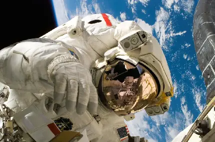 عکس واقعی هوا فضا فضانورد در لباس انجام ماموریت