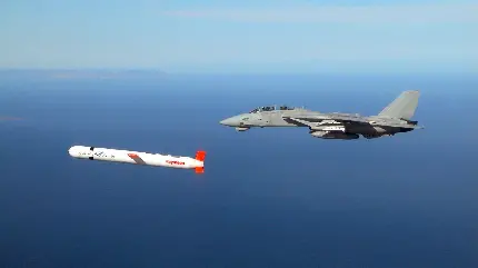 تصویر جت جنگی در کنار یک موشک نظامی خیلی بزرگ در حال پرواز
